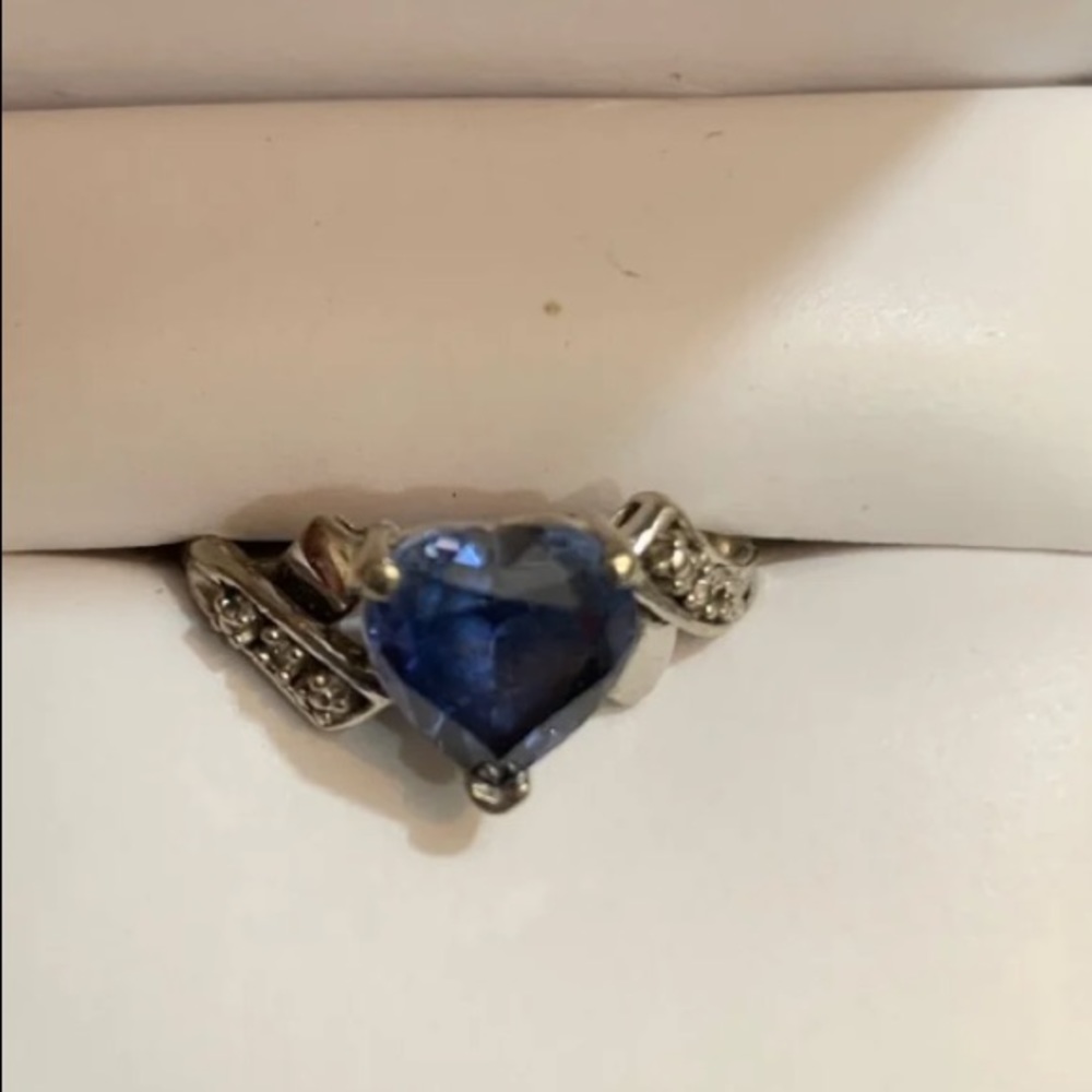 Beautiful size 7 Kay Jewelers ring